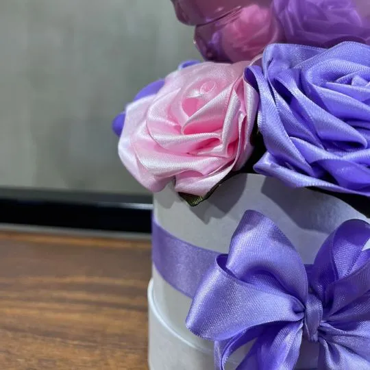 Caja pote white con rosas de raso y globo 